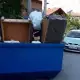 . Снимка на Извозвам отпадъци с контейнери