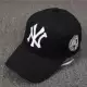 . Снимка на Черна шапка New York с козирка