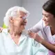 . Снимка на БОЛНОГЛЕДАЧКА за нуждаещи се възрастни и болни хора 24 часа