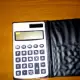 . Снимка на Olympia LCD 1110 джобен калкулатор с калъф - сребрист