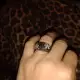 . Снимка на Фамозен пръстен в бяло и черно Цветя