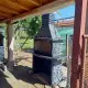. Снимка на Градинско барбекю и градинска чешма от бетон